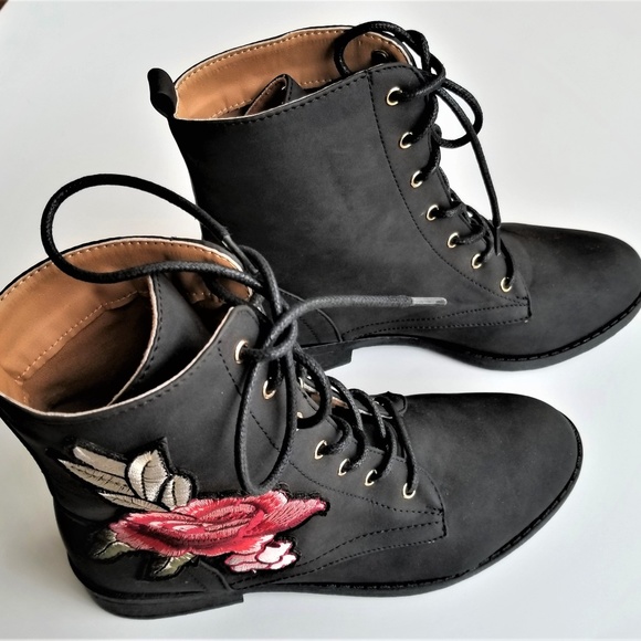 Qupid Shoes - Woman's Low Heel Black Boot Qupid 6.5 NEW